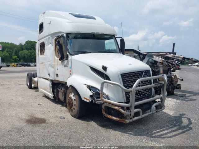  Salvage Volvo Vnl