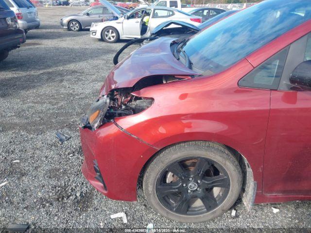 Toyota Sienna Se Image 3