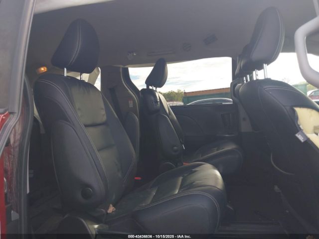 Toyota Sienna Se Image 16