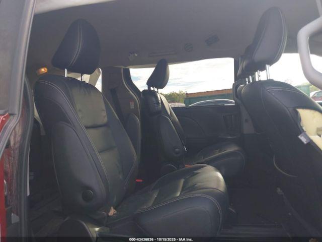 Toyota Sienna Se Image 16