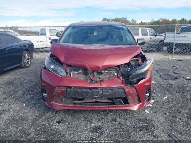 Toyota Sienna Se Image 12