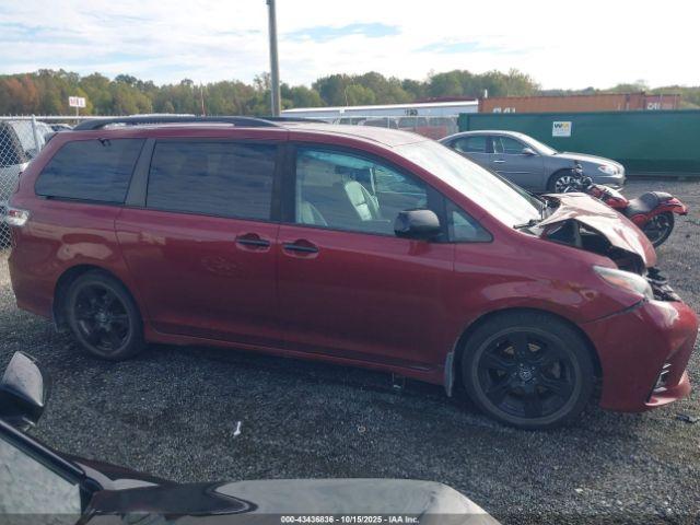 Toyota Sienna Se Image 14