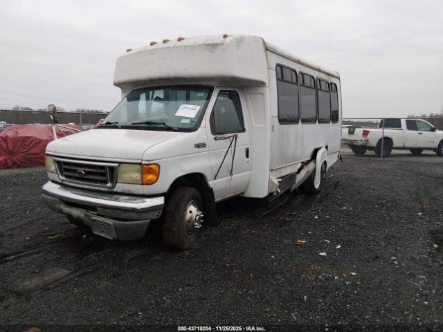Ford E-450 Standard Image 14