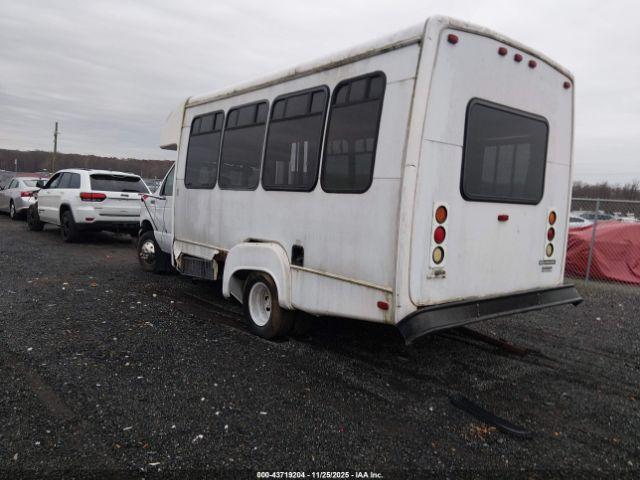 Ford E-450 Standard Image 9