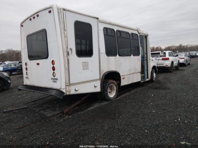 Ford E-450 Standard Image 13