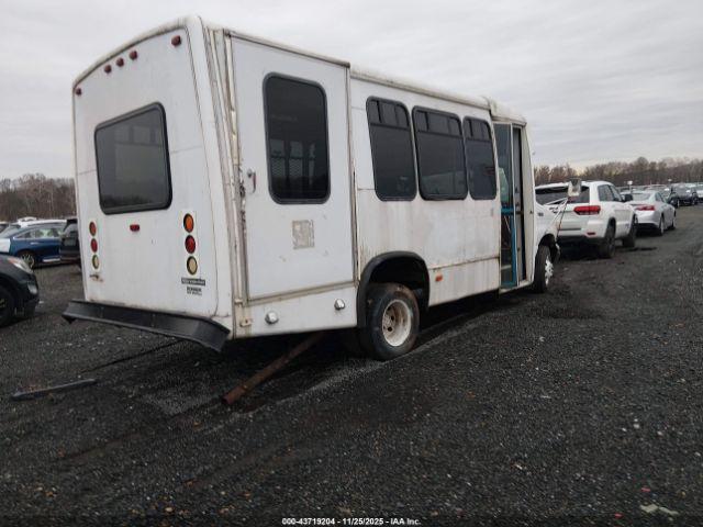 Ford E-450 Standard Image 13