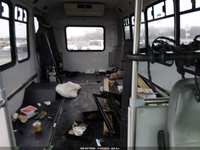 Ford E-450 Standard Image 15