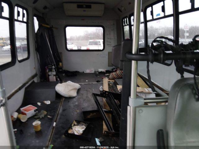 Ford E-450 Standard Image 15