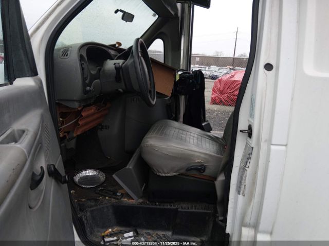 Ford E-450 Standard Image 6