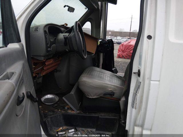 Ford E-450 Standard Image 6