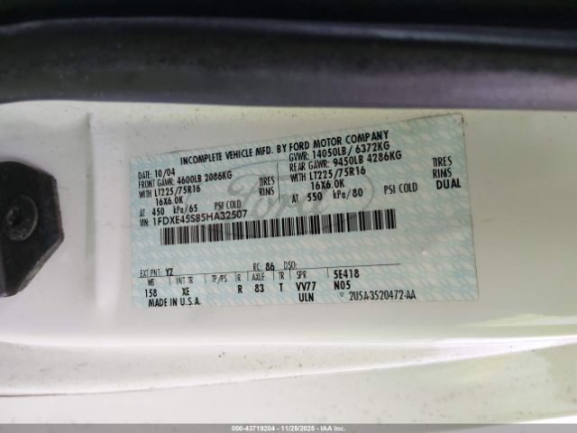 Ford E-450 Standard Image 10