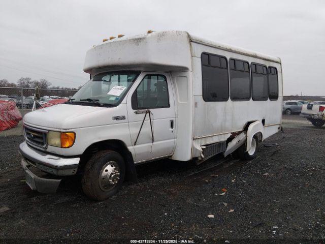 Ford E-450 Standard Image 3