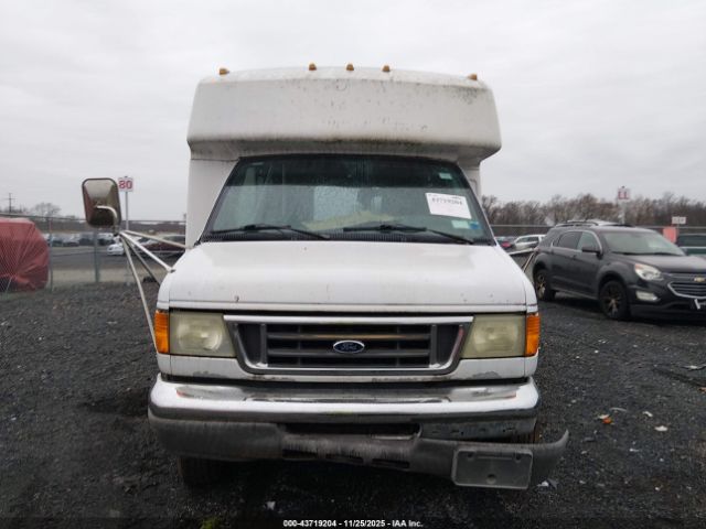 Ford E-450 Standard Image 11