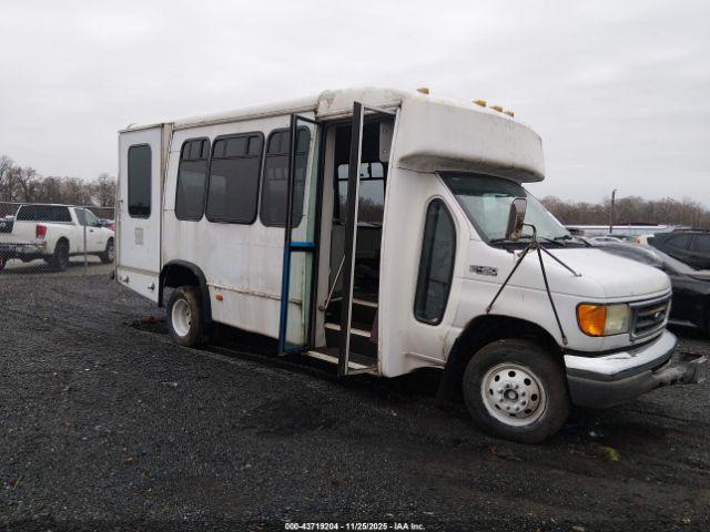 Ford E-450 Standard Image 12