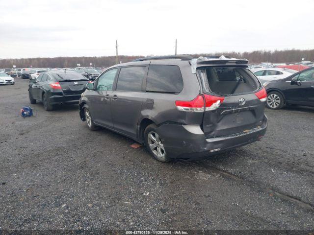 Toyota Sienna Le V6 8 Passenger Image 2