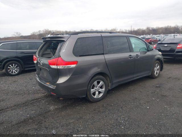 Toyota Sienna Le V6 8 Passenger Image 3
