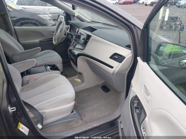 Toyota Sienna Le V6 8 Passenger Image 15