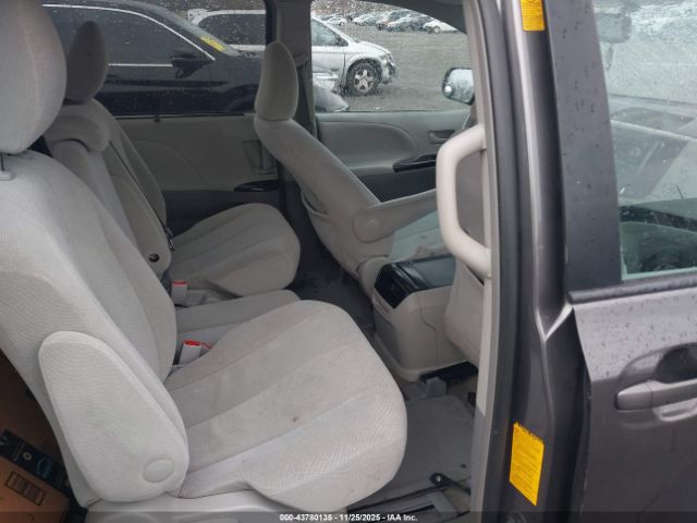 Toyota Sienna Le V6 8 Passenger Image 5