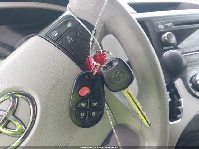 Toyota Sienna Le V6 8 Passenger Image 10