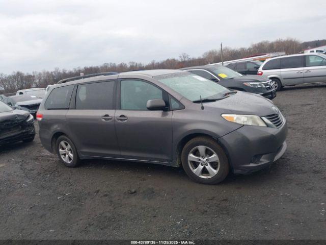 Toyota Sienna Le V6 8 Passenger Image 12
