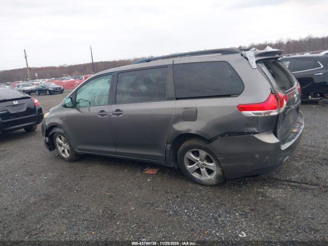 Toyota Sienna Le V6 8 Passenger Image 13