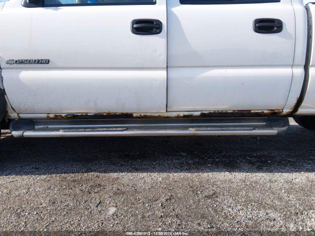 Chevrolet Silverado 2500 Work Truck Image 9