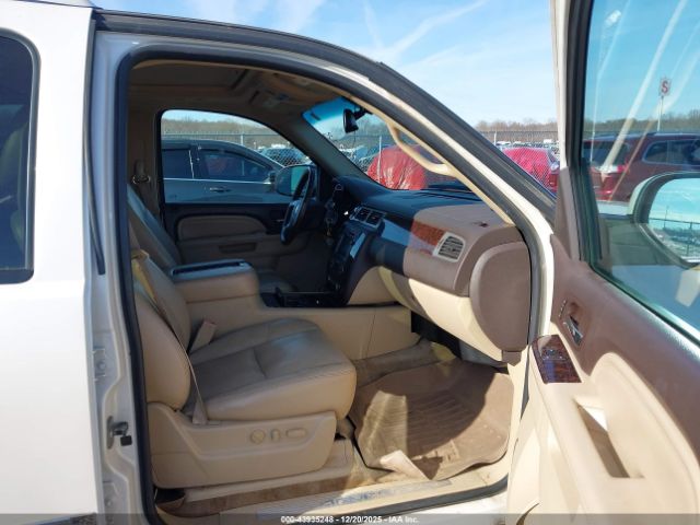 GMC Yukon Denali Image 3