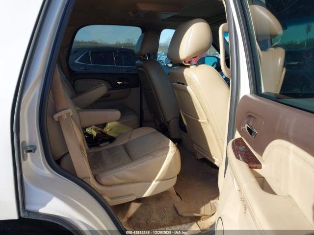 GMC Yukon Denali Image 8