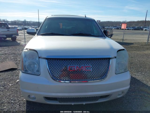 GMC Yukon Denali Image 10