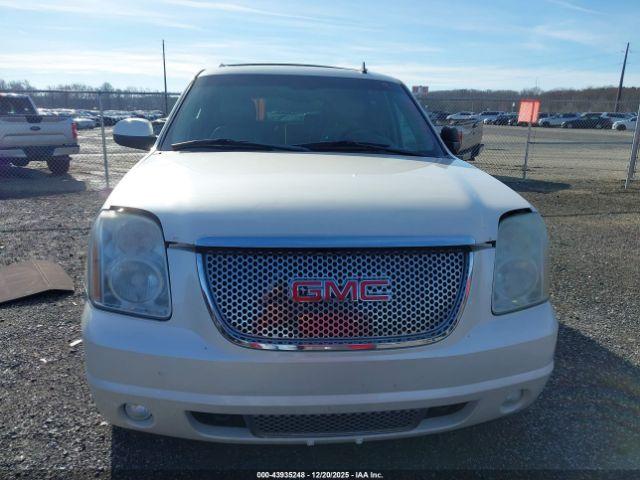 GMC Yukon Denali Image 10