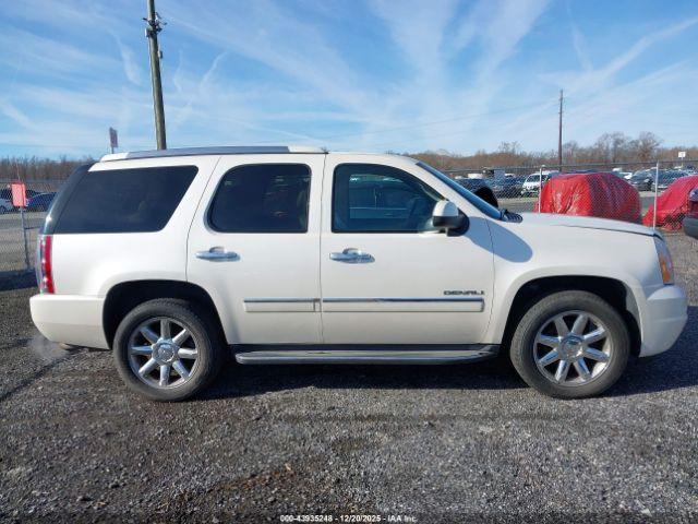 GMC Yukon Denali Image 12