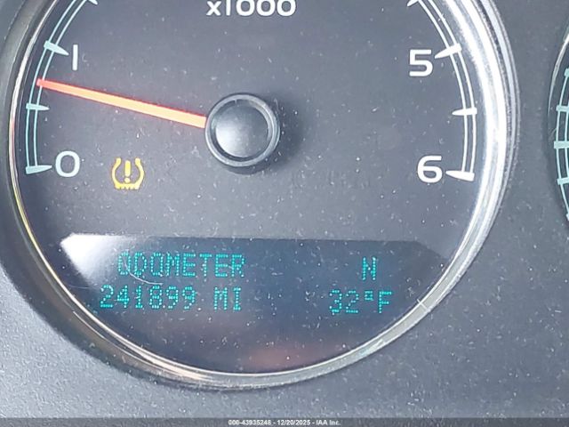 GMC Yukon Denali Image 13