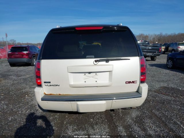 GMC Yukon Denali Image 11