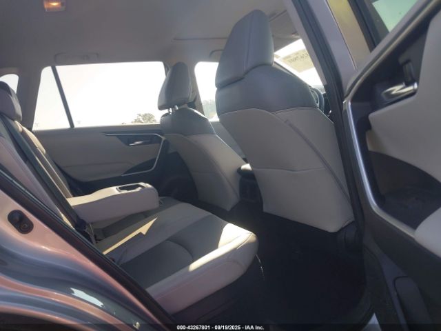 Toyota RAV4 Xle Premium Image 8