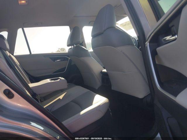 Toyota RAV4 Xle Premium Image 8