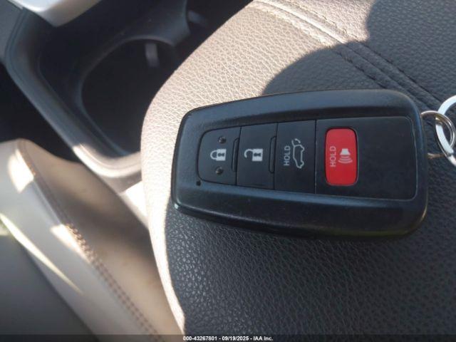 Toyota RAV4 Xle Premium Image 10