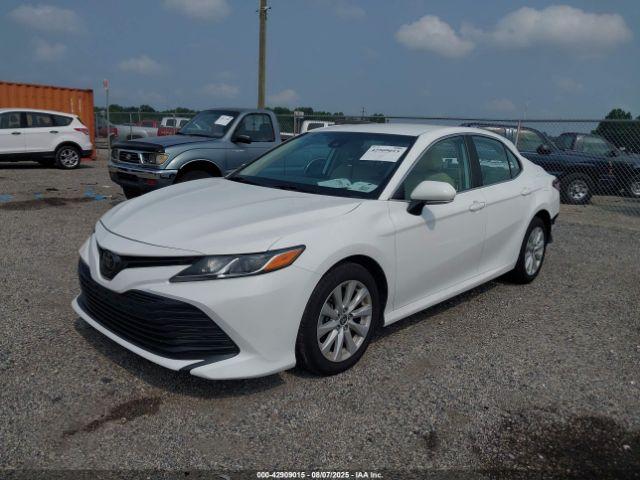 Toyota Camry Le Awd Image 2