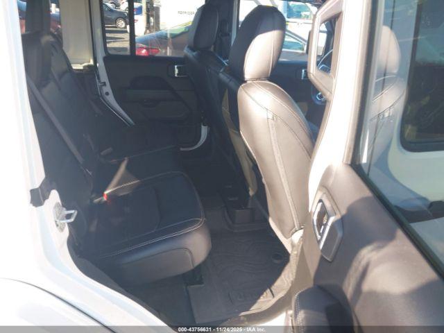 Jeep Wrangler 4-door Sahara 4x4 Image 10