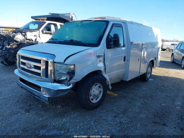 Ford E-350 Image 13