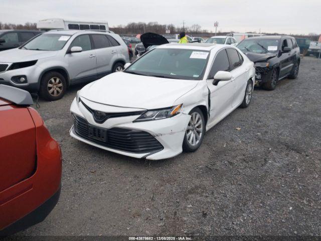 Toyota Camry Le Image 7