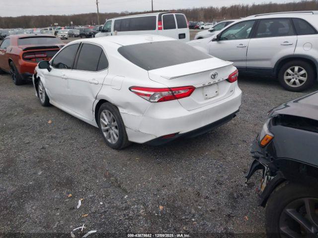 Toyota Camry Le Image 3