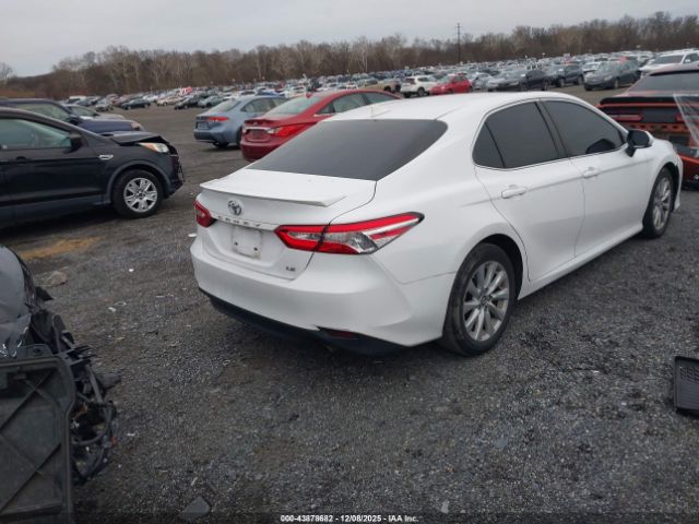 Toyota Camry Le Image 4