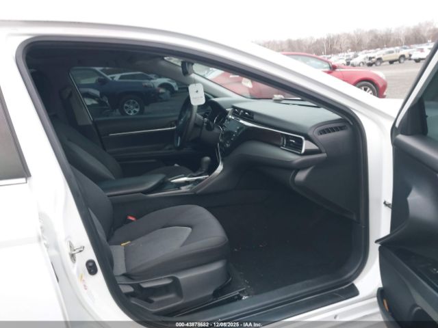 Toyota Camry Le Image 2