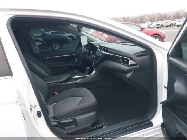 Toyota Camry Le Image 2