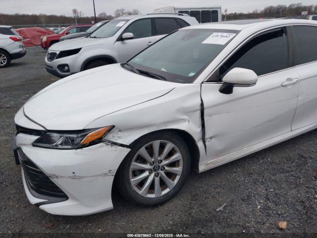 Toyota Camry Le Image 8