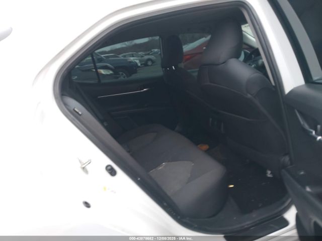 Toyota Camry Le Image 5