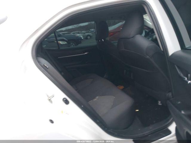 Toyota Camry Le Image 5