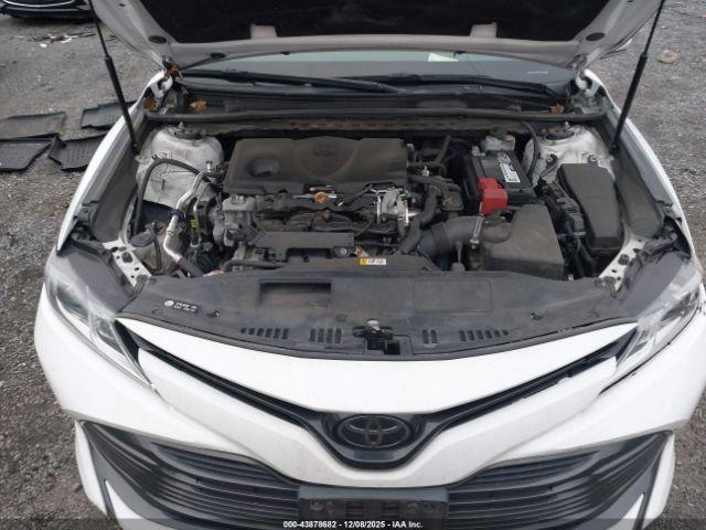 Toyota Camry Le Image 14