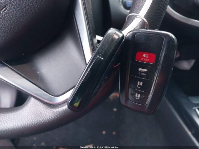 Toyota Camry Le Image 10