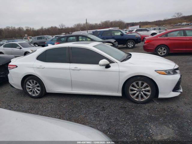 Toyota Camry Le Image 12